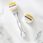 خودتراش ژیلت ونوس مدل 5 لب روغن olay و رایحه نارگیل به همراه دو تیغ یدک - Image 3