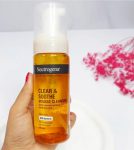 فوم شستشوی صورت نوتروژینا مناسب پوست چرب و مستعد جوش حاوی عصاره زردچوبه حجم 150 میلی‌لیتر