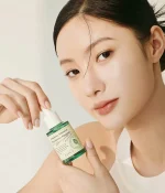 تصویر تبلیغی زنانه از آمپول ضد جوش و محافظ پوست آرتیشو اکسیس وای