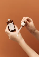 بافت سرم آمپول پروبیو-سیکا سنتلا روی دست