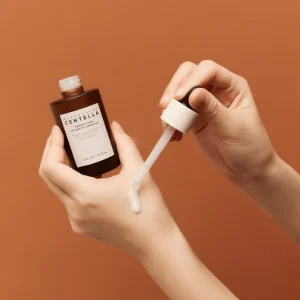 بافت سرم آمپول پروبیو-سیکا سنتلا روی دست