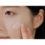 ضدآفتاب رنگی ضدلک و روشن‌کننده تون آپ سنتلا اسکین 1004 - Image 4