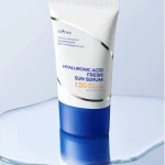 ژل ضد آفتاب بدون رنگ ایزنتری SPF 50 مدل هیالورونیک اسید مناسب پوست‌های خشک و حساس حجم 50 میلی‌لیتر